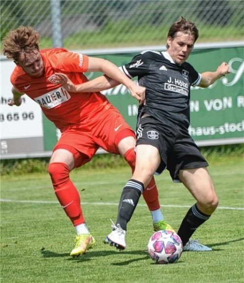Mit allen Mitteln wurde zwischen Buchbach II und Westerndorf um den Sieg gekämpft.Foto Franz Ruprecht