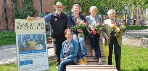 Mit einem Dankeschön und Blumen verabschiedeten (vorne) Stefanie Kießling von der VKR sowie (hinten, von links) Stefan Kürschner, Vorsitzender der Stadtführerzunft, die Stadtführer Gertraud Landoulsi, Ilse Schönhammer und Wilfried Schiffl. Foto VKR