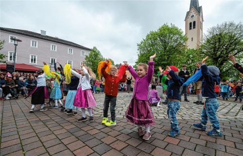 Mit Farbe und Fröhlichkeit gab die vom Kinderchor begleitete Früherziehungsgruppe schon gleich zu Beginn den Tenor für das gesamte Maibaumfest vor. Fotos Thomae