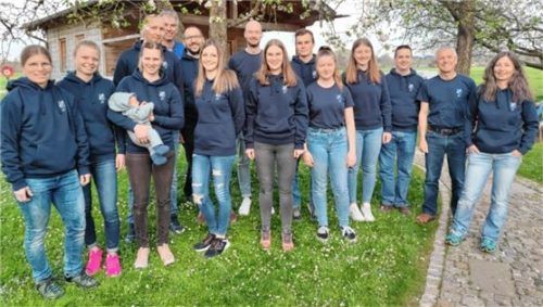 Mitglieder der Skiabteilung des SV Schechen präsentieren die neue Gaberobe .Foto SV Schechen/Skiabteilung