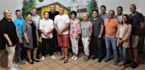 Mitglieder des Vorstands des SV Pang: (von links) Vorsitzende Alexandra Linordner, Stellvertreter Andre Jakob, Jugendleiterin Kerstin Wieser, Schatzmeister Heinz Schmidt, Beisitzer Florian Schießl, Schriftführer Konrad Brem, Beisitzer Martin Linordner, Schriftführerin, Abteilung Freizeit, Sabine Hofer, Beisitzerin Carola Heller, Abteilungseiter (AL) Tennis Jürgen Laupheimer, AL Bogen Gernot Kammerer, neuer Revisor Klaus Storch, stellvertretender AL Fußball Dominik Tremmel sowie Pressebeauftragte, Abteilung Tennis, Raphaela Höhensteiger und AL Volleyball Stefan Stitzl. Foto Knarr