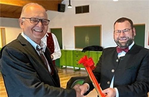 Nach 30 Jahren als musikalischer Leiter macht Hans Weber (links) für Christopher Kastenhuber Platz.Foto re