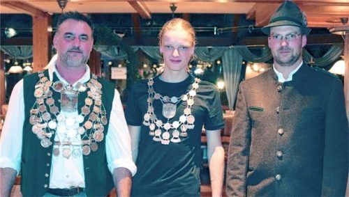 Nach dem erfolgreichen Wettkampf: (von links) Schützenkönig Peter Rieder junior, Jugendschützenkönig Julian Sontheimer und Schützenmeister Martin Esterl.Foto re