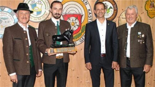 Nach gelungenen Wettkampftagen: (von links) stellvertretender Schützenmeister Hermann Dodl, der Erstplatzierte der Schützenklasse Markus Grundsteiner, Oberbürgermeister Andreas März und Ehrenschützenmeister Helmut Klinger. Foto re