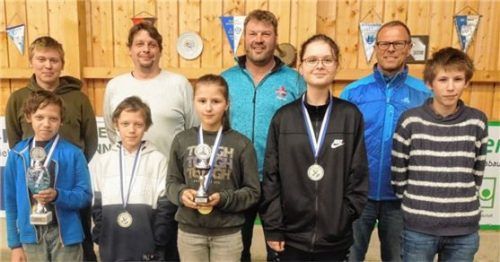 Nachgeholte Siegerehrung für die erfolgreichen Wettkampfteilnehmer in der Saison 2021/2022: Maxi Zehetmeier, Trainer Michael Neumeier, Mannschaftsweltmeister Peter Rottmoser junior und Trainer Erwin Bauer (hinten von links), Florian und Sebastian Neumeier, Franziska Ramsteiner, Maria Menzel und Christoph Ramsteiner (vorne von links).Foto Sollinger