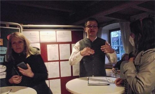 Neubeuerns Bürgermeister Christoph Schneider (Mitte) mit Bürgern beim Infoabend rund um den Umgang mit geflüchteten Ukrainern in der Gemeinde.