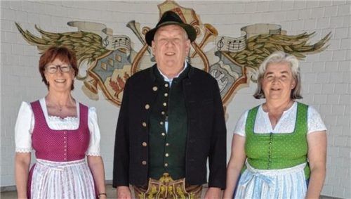 Neuer Vorstand: (von links) Gertraud Schwaiger, Klaus Kern und Maria Vogt.Foto KAB