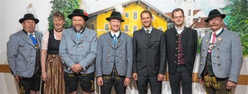 Neuwahlen bei den „Kaltentalern“: Franz Haigermoser (Dritter von links) steht jetzt an der Spitze des größten Rosenheimer Trachtenvereins, unterstützt von Manuela Hehensteiger. Kassier bleibt Michael Gläser (links), neuer Schriftführer ist Quirin Bachmaier (Mitte). Neben Oberbürgermeister Andreas März (Dritter von rechts) gratulierten Mathias Klein-Heßling, Pfarrvikar der Stadtteilkirche Am Wasen, und Pankraz Perfler, Vorstand vom Inngau-Trachtenverband.Foto Aerzbäck
