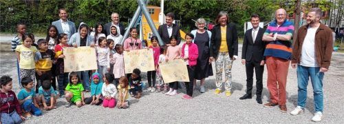 Nicht alle Kinder konnten sich für das Foto vom Waffelstand trennen. Foto Stöppler