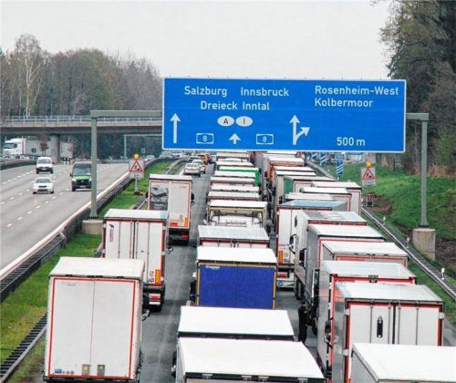 Nicht nur für Brummifahrer ein Ärgernis: Die Blockabfertigung zwischen Bayern und Tirol sorgt regelmäßig für lange Staus bis weit hinter die Grenze. Fotos Reisner/re