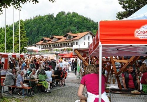 Obwohl der „Kieferer Markt“ zum ersten Mal stattfand, war er bereits in der Früh gut besucht.Foto Hoffmann