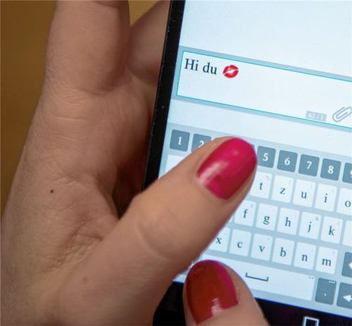 Online-Dating kann reizvoll sein, ersetzt aber nicht den persönlichen Kontakt, warnen Experten. Fotos dpa, re