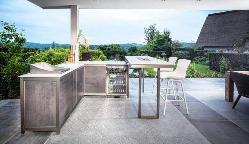 Outdoorküchen bieten allen Komfort für ein gelungenes Kocherlebnis im Freien. Foto AMK