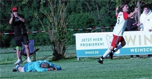 Pangs starker Keeper Philipp Linorder am Boden, während Engelsbergs Spieler jubelt. Foto Michael Buchholz