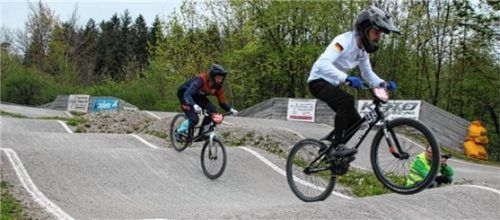 Patrick Heil (weißes Trikot), später Zweiter bei Cruiser 17-39, gefolgt von Marcel Sieger als Erstplatziertem bei Cruiser 40+.Foto Georg Gruber