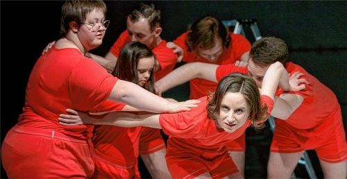 Peer Gynt (Marysol Barber-Llorente) umringt von seinen unterschiedlichen Persönlichkeiten.Foto flamm