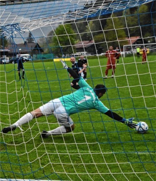 Per verwandeltem Foulelfmeter erzielte Alexander Frik das 2:0 für Kiefersfelden.Foto Franz Ruprecht