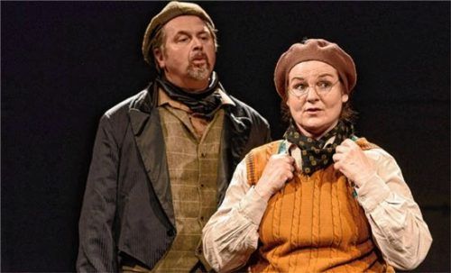 Philipp Fock (Susan Hecker, rechts) und seine „Aufsichtsperson“ Passepartout (Mario Eick) planen ihre „Reise“. Foto Flamm.