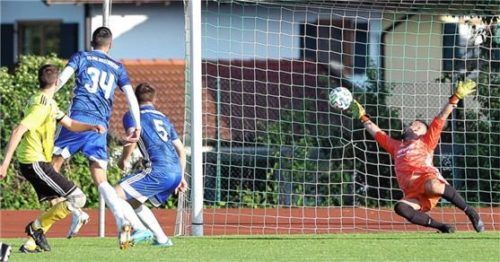 Pittenharts Markus Winkler (gelbes Trikot) trifft zum 1:1-Ausgleich. Foto Christian Roth