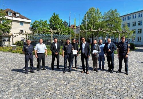 „Polizeipräsident Manfred Hauser (4. v.l.) übergibt Herrn Oberbürgermeister Andreas März (6. v.l.) den Sicherheitsbericht 2021.