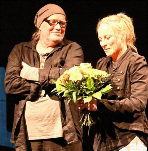 Preisträgerin Lucca Züchner freut sich auf der Bühne im Theater Wasserburg über die Auszeichnung. Neben ihr Theaterleiter Uwe Bertram. Foto Flamm