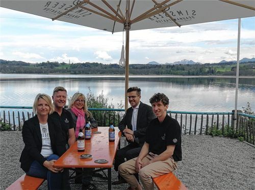 Probe sitzen im Simsseer Biergarten unter dem ersten neuen Schirm: (von links) Katja und Markus Milkreiter von der Gastro- und Veranstaltungs-UG der Simsseer Braumanufaktur, Beate Göbel, zuständig für die gemeindlichen Immobilien, Bürgermeister Karl Mair sowie Biergartenbetreiber Jonathan Beblo. Foto Hampel