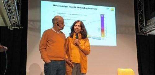 Professor Dr. Harald Lesch und Astrophysikerin Dr. Cecilia Scorza bringen zusammen der Schulfamilie des Gymnasiums Raubling die Zusammenhänge des Klimawandels nahe. Foto Sönmez
