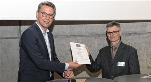 Professor Robert Kellner (rechts) erhält aus den Händen von Wissenschaftsminister Markus Blume die Urkunde für die Auszeichnung mit dem bayerischen Lehrpreis 2022. Foto Pulczynski