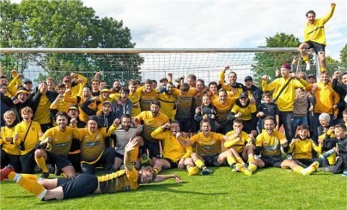 Reichenhaller Jubel nach dem 3:0-Sieg in Grassau gegen BiH Rosenheim und den damit verbundenen Aufstieg in die Kreisliga. Foto Hans-Joachim Bittner