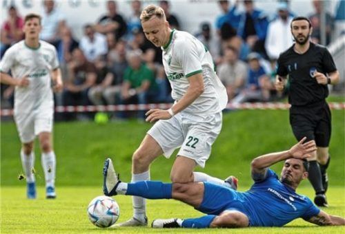 Rosenheims Doppel-Torschütze Janik Vieregg wird von Freilassings Maik Gunawardhana attackiert. Foto Hans-Joachim Bittner