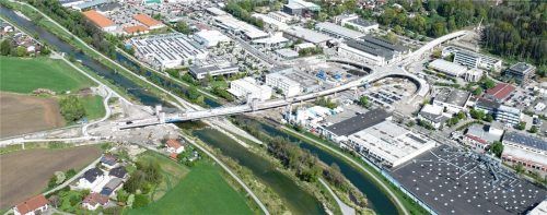 Rosenheims größte Baustelle: An der Aicherparkbrücke gehen die Arbeiten sichtbar voran. Ab 2023 soll sie einen besonders geplagten Stadtteil von Rosenheim entlasten.Foto Staatlichtes Bauamt Rosenheim