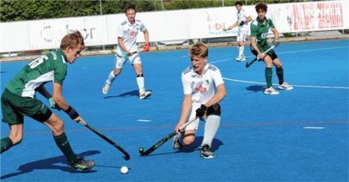 Rosenheims Michael Peter (in Grün) im Angriff, im Hintergrund: Mitspieler Elias Stalla.Foto re