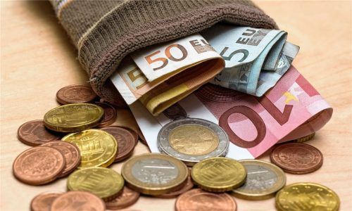 Rund 31000 Euro von ihrem Ersparten hat eine 46-jährige Rosenheimerin einem Unternehmensberater (60) zur Anlage hinterlassen. Doch der Mann finanzierte damit wohl teilweise seinen Lebensunterhalt. Foto dpa