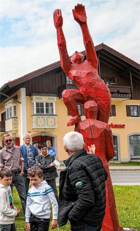 Rund vier Meter hoch strecken diese imposanten „Sternenpflücker“ von Josef Lang ihre Hände in die Höhe.