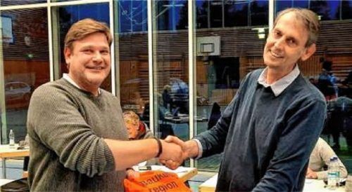 Samerbergs neuer Baukulturbeauftragter: Projektleiter Tobias Hanig (rechts) gratuliert Andreas Köppl zur Wahl. Foto Leitner