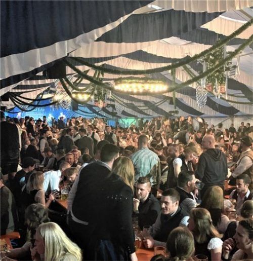 Samstagabend ging nochmal kräftig die Post im restlos besetzten Festzelt auf dem Panger Volksfest ab. Fotos Knarr