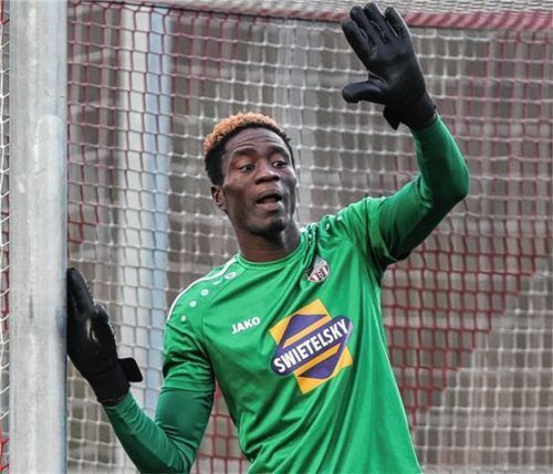 SBC-Tormann Issa Ndiaye möchte seinen Kasten in Holzkirchen sauber halten.Foto Hans Weitz