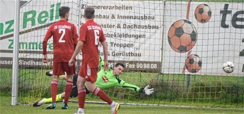 Schönaus Tormann Christian Thurner streckt sich vergebens: Der Ball rauscht zum 1:0 für Ostermünchen ins Netz.Foto Franz Ruprecht