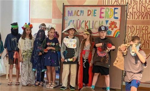Schüler der Preysing Grundschule Aschau machen mit gespielten Szenen auf die Bedeutung des Umweltschutzes aufmerksam. Foto  privat.