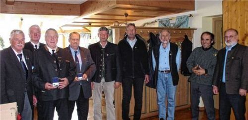 Seit Jahrzehnten dem Veteranenverein treu: (von links) Vorsitzender Paul Reineke und sein Stellvertreter Sebastian Baumann mit den Geehrten Josef Schildhauer, Eduard Schreitter, Alexander Linhuber, Josef Knabl, Herbert Binder, Josef Strohmeier und Sebastian Fegl junior.Foto re
