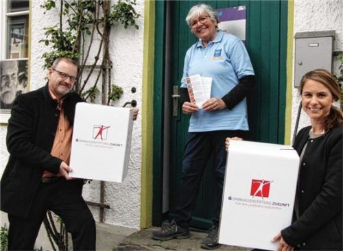 Sie freuen sich, dass „Kultur für alle“ wieder startet: (von links) Reinhard Knirsch, Zweiter Vorsitzender des Kulturforums Rosenheim, Elisabeth Bartl, Leiterin der Rosenheimer Tafel, und Alexa Hubert, Vorstandsmitglied der Sparkassenstiftungen Zukunft.Foto Sparkassenstiftungen Zukunft.