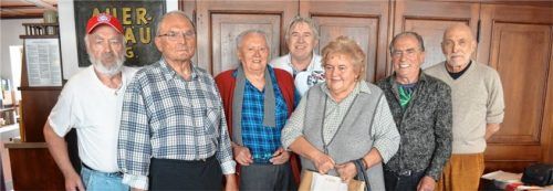 Sie hatten so viel Spaß am Spiel, dass sie kurzerhand die Saison verlängerten (von links): Organisator Sepp Warmedinger, Adolf Kemmer, Michael Hammer, Heinrich Barbarino, Rosalie Astner, Klaus Hammerschmid und Seniorenbeauftragter Dr. Berthold Suldinger. Foto Sedlbauer