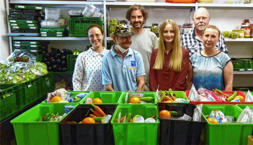 Sie helfen Bedürftigen: (von links) Stephanie Weber, Errol Schneider, Rudolf Rieder, Melanie Klettl, Hans Schulz und Viktoria Zarikewitsch von der Tafel Kolbermoor. Foto  Riediger