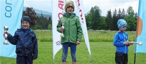Sieger in der Klasse Kinder 7 wurde Niklas Frohwieser vom WSV Reit im Winkl (Mitte) vor seinem Vereinskameraden Magnus Mayer (links) und Elias Thaller vom SC Erzbergland in Österreich.Foto Sepp Hauser