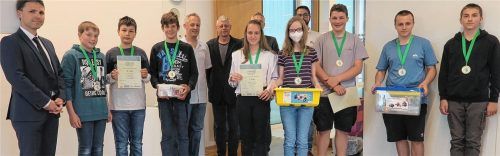 Siegerehrung bei den „Einsteigern“: (von links) Sebastian Weiß (Realschul-Region Oberbayern-Ost), Maxi Wurm, Florian Huber und Christoph Ziegler (Realschule Trostberg), Andreas Ziegler, Stephan Müller (Realschule Bruckmühl), Bürgermeister Richard Richter (verdeckt), Marie Janßen und Veronika Neureither (Realschule Bruckmühl), Roger Wolf (Firma Christiani/verdeckt) sowie Lorenz Weber, Alexander Limmbrunner und Lorenz Ricotta (Realschule Bruckmühl). Fotos  Baumann