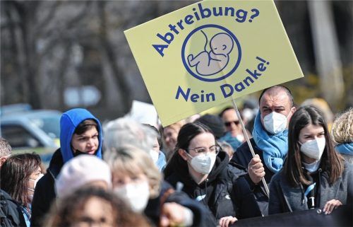 Sogenannte „Lebensschützer“ demonstrieren oft auch direkt vor den Praxen und Kliniken. Foto dpa