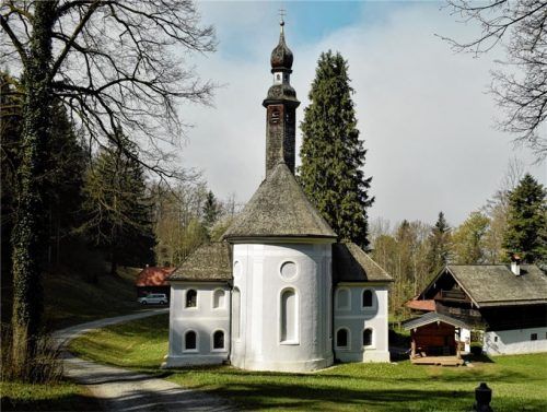 Spitze Dächer und runde Fenster: die Wallfahrtskirche in Kirchwald.Foto Steffenhagen