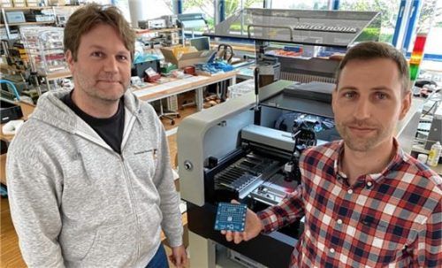 Stefan Kipfelsberger (links) und Prof. Franz Stubenrauch vor dem automatischen Bestücker. Foto Anton Maier