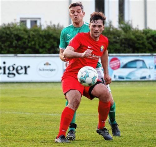 Stefan Mutschler (in Rot) rettete dem FC Töging II mit seinem Tor gegen den TuS Traunreut einen Punkt.Foto Butzhammer