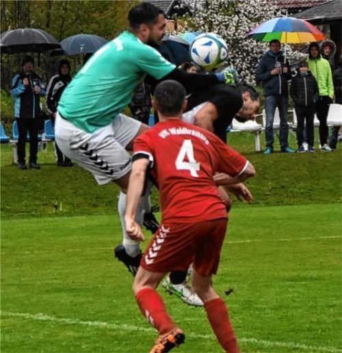 Stefan Schreder (verdeckt) ist vor dem Waldkraiburger Torwart am Ball und erzielt das 1:0.Foto Franz Ruprecht